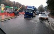 Во Львове на отремонтированной улице фура провалилась под асфальт (фото, видео)