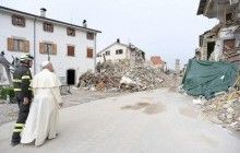 Папа Римский посетил разрушенный землетрясением итальянский город Аматриче (фоторепортаж)