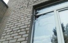 Боевики ночью обстреляли Марьинку, осколками задело школу