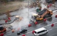 "Что мне дождик проливной": у Києві кладуть асфальт під час зливи (фоторепортаж)