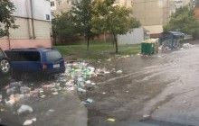 Во Львове по улицам плавал мусор и дождями затопило поликлинику (видео)