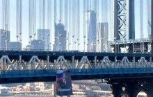 Плакат с изображением Путина повесили на мосту в Нью-Йорке