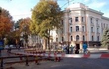 В Одесі біля будівлі УСБУ чоловік обстріляв маршрутку, яка не зупинилася (видео)