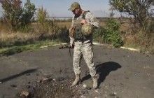 "Спимо по кілька годин": військові розповіли про обстановку під Маріуполем і показали сліди обстрілів (відео)