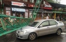 В Одессе строительный кран упал на автомобиль и ресторан (фото)