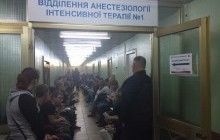 У дніпровській лікарні ім. Мечникова величезні черги: люди здають кров для поранених військових (фото, відео)