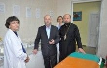 Соціальні відділи УПЦ передали дороговартісне медичне обладнання клініці "Охмадит"