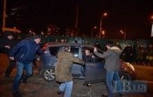 Возле метро "Героев Днепра" в активистов въехала легковушка