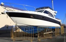 На морвокзалі в Одесі підняли з дна затонулу під час шторму яхту (фото)