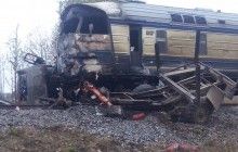 На Вінниччині зіткнулись пасажирський поїзд та лісовоз, є жертви (фоторепортаж)