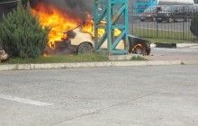Во Львовской области в пункте пропуска на границе с Польшей загорелся "Москвич" (фото, видео)