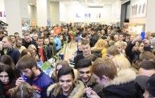 Тиснява за "халявний" iPhone 7 в Дніпрі: один з учасників розіграшу знепритомнів (фото, відео)