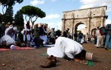 Мусульмане вышли на молитву к Колизею в Риме, протестуя против закрытия молельных мест