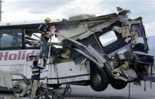 В США при столкновении автобуса с грузовиком погибли 13 человек