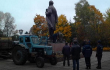 Last monument to Lenin in Ukraine toppled in country’s de-communisation spree