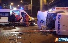 У Києві авто влетіло у "швидку": водій легковика загинув, троє лікарів постраждали (фоторепортаж)