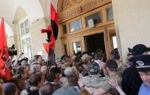 "Подайте на хліб": у Вінниці проходить "тарифний мітинг", активісти намагалися прорватися до мерії (фото, відео)