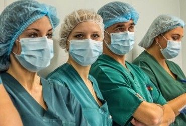 Алкоголь і ванна не допоможуть: медики спростували найпопулярніші міфи про коронавірус