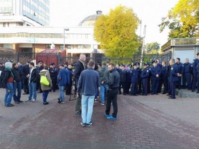 Активісти зібралися біля будівлі суду / ТСН Активісти зібралися біля будівлі суду / ТСН