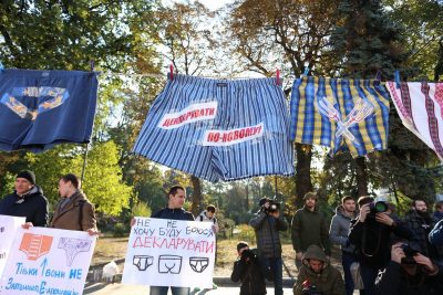 Активісти впевнені, що не здають декларації ті, хто має що приховувати / Фото twitter.com/chesno_movement Активісти впевнені, що не здають декларації ті, хто має що приховувати / Фото twitter.com/chesno_movement