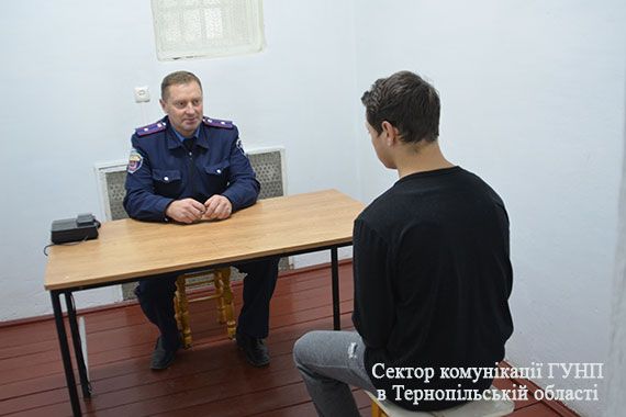 На Тернопільщині молодики обікрали кіоск, пробивши діру в стіні На Тернопільщині молодики обікрали кіоск, пробивши діру в стіні