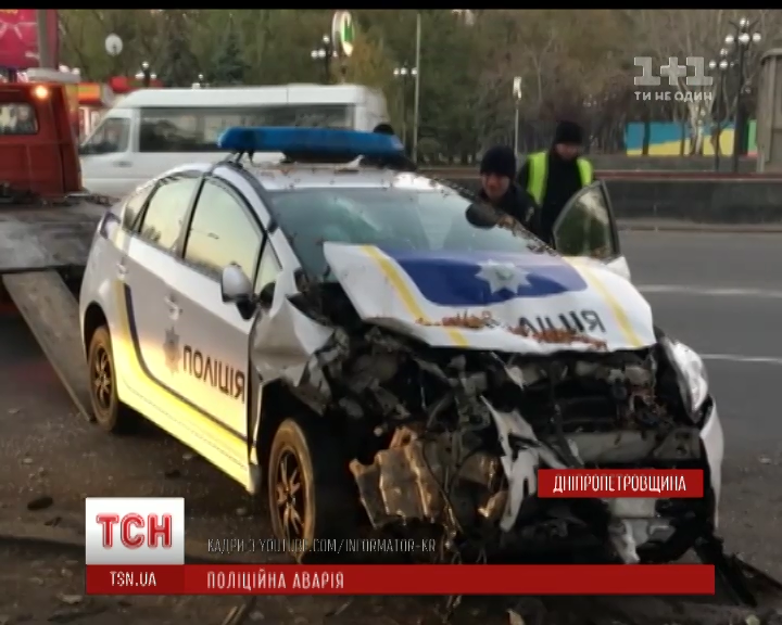 В Кривом Роге полицейский автомобиль врезался в припаркованный на обочине автомобиль / В Кривом Роге полицейский автомобиль врезался в припаркованный на обочине автомобиль /