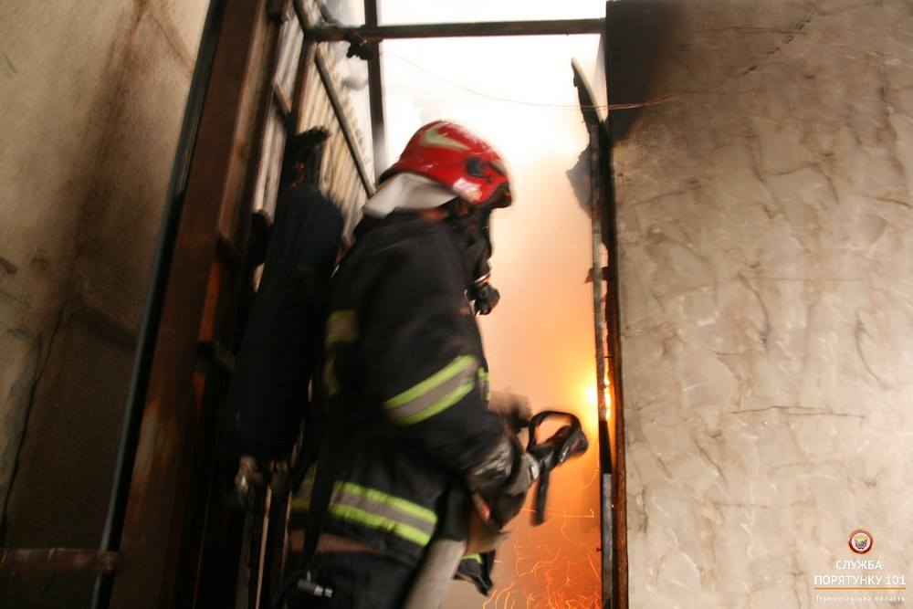 На момент приїзду рятувальників, вогонь охопив близько 30 м кв / фото ДСНС в Тернопільській області На момент приїзду рятувальників, вогонь охопив близько 30 м кв / фото ДСНС в Тернопільській області