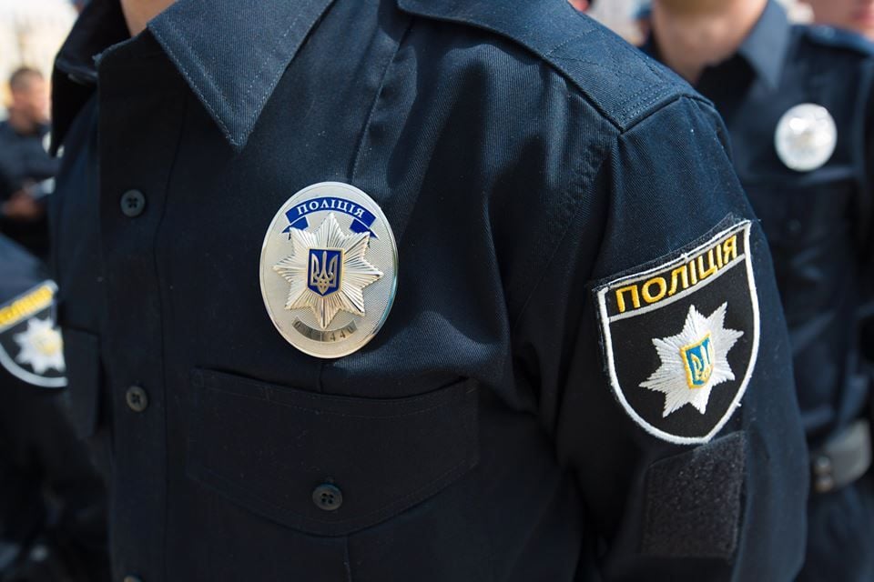 До Ліги чемпіонів обличчя поліцейських і прикордонників "Борисполя" розмалюють у кольори команд-фіналістів / фото 112.ua