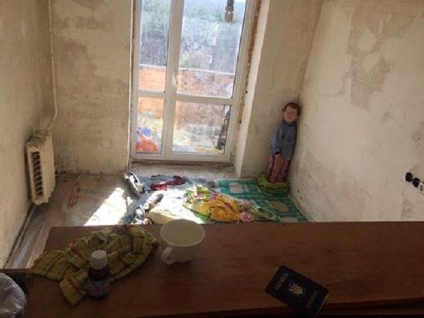 Дитина спала на килимку на підлозі / facebook.com/DPN.NP Дитина спала на килимку на підлозі / facebook.com/DPN.NP
