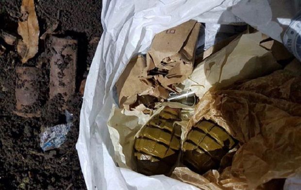 Пакет з боєприпасами правоохоронці знайшли поблизу житлового масиву Артема / npu.gov.ua Пакет з боєприпасами правоохоронці знайшли поблизу житлового масиву Артема / npu.gov.ua