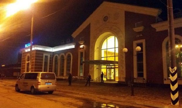 Пассажиров и персонал эвакуировали из здания / фото dn.npu.gov.ua Пассажиров и персонал эвакуировали из здания / фото dn.npu.gov.ua