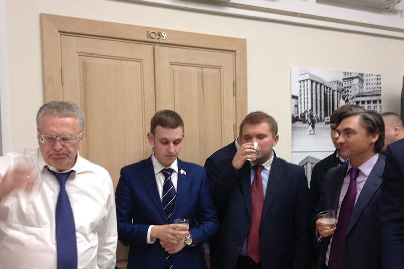 Жириновский устроил в Госдуме банкет в честь Трампа / РБК