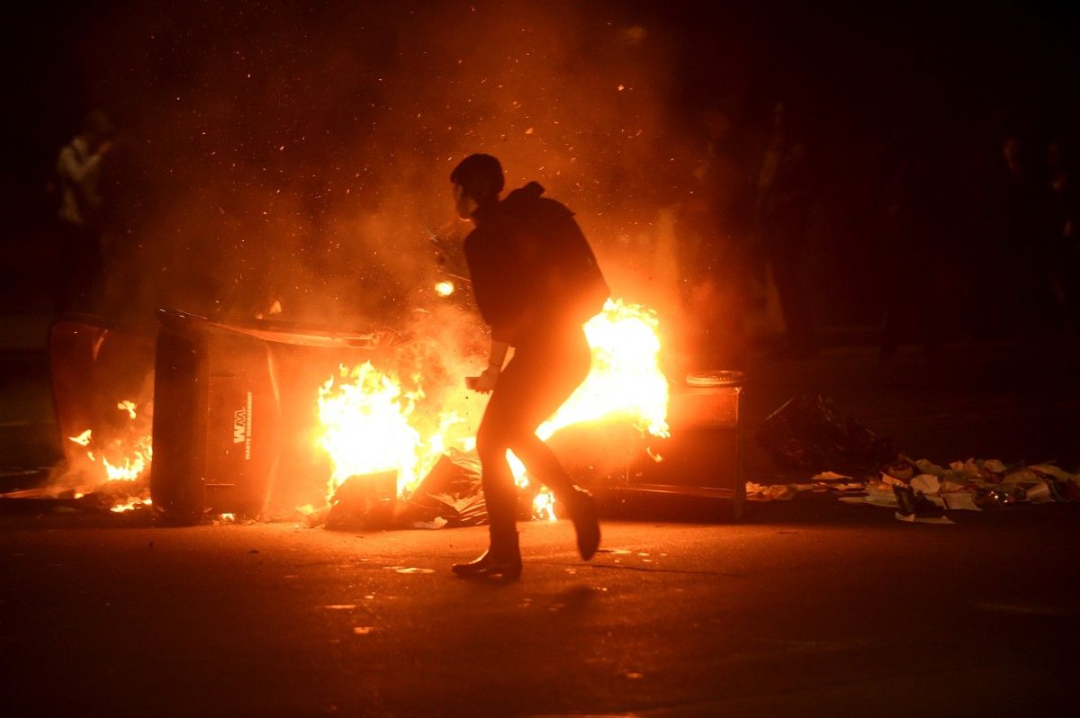 В Окленді протестувальники підпалили сміття / REUTERS В Окленді протестувальники підпалили сміття / REUTERS