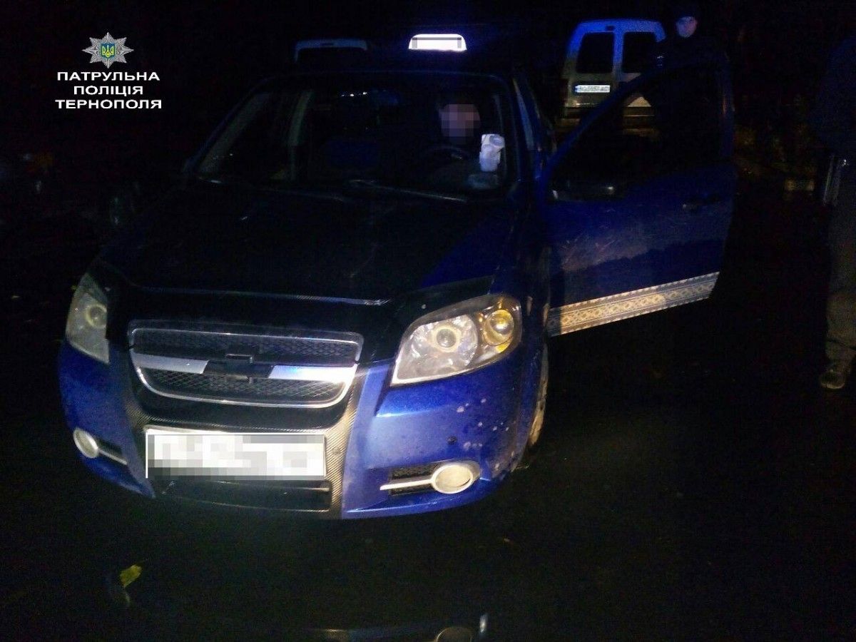 У Тернополі затримали таксиста у стані наркотичного сп’яніння зі зброєю
У Тернополі затримали таксиста у стані наркотичного сп’яніння зі зброєю