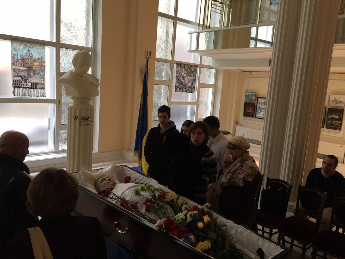 Труну встановлено в Культурного центрі біля стели Тараса Шевченка і прапора України / УНІАН Труну встановлено в Культурного центрі біля стели Тараса Шевченка і прапора України / УНІАН