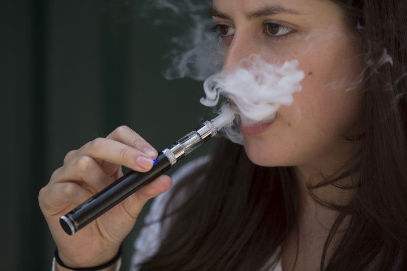 С сегодняшнего дня запрещена продажа электронных сигарет лицам до 18 лет / фото REUTERS