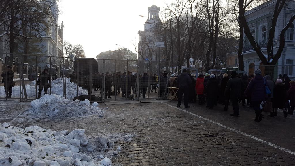 У Києві на Майдані почали збиратися мітингувальники: нібито через подорожчання хлібу і тарифів (фото) У Києві на Майдані почали збиратися мітингувальники: нібито через подорожчання хлібу і тарифів (фото)