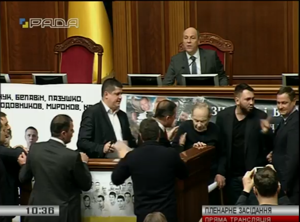 Ляшко снова попал в толчею / Скриншот Ляшко снова попал в толчею / Скриншот