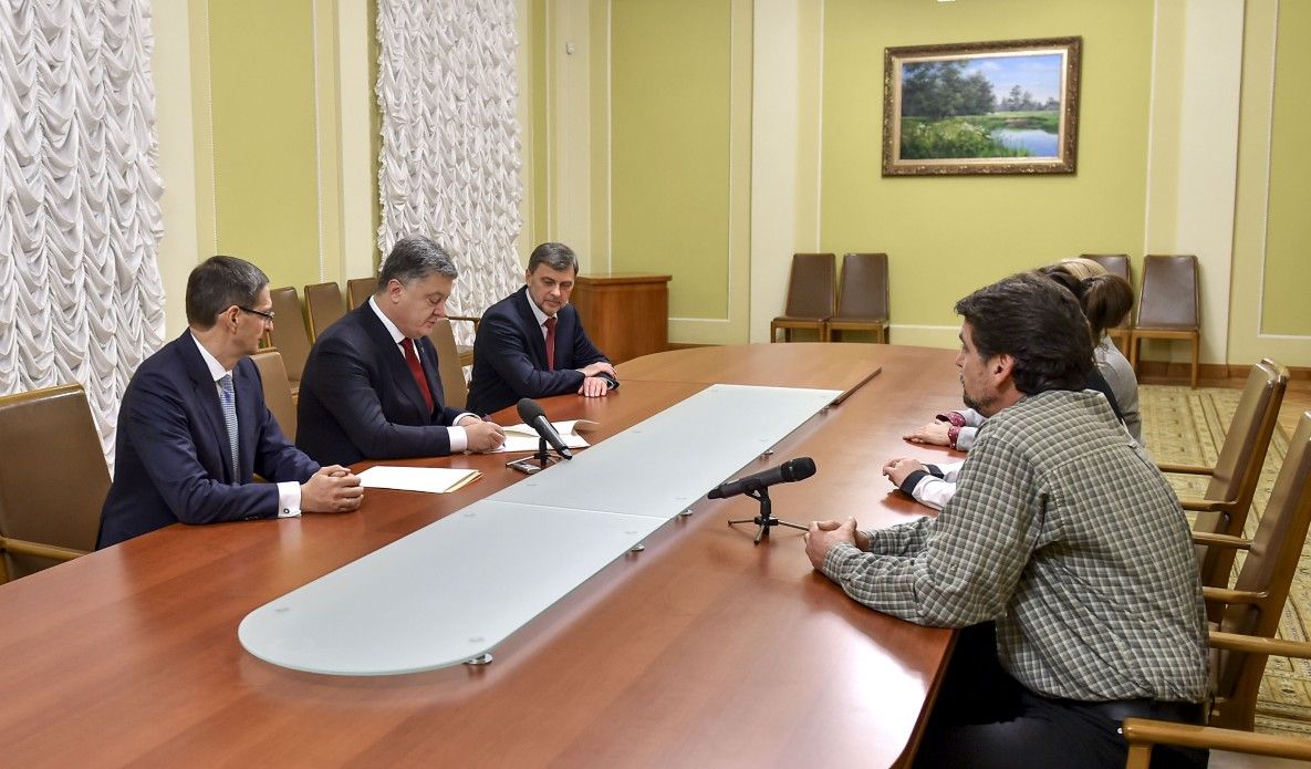 Порошенко підписав закон під час зустрічі із ошуканими вкладниками банку Порошенко підписав закон під час зустрічі із ошуканими вкладниками банку