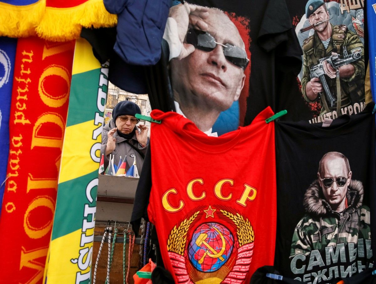 Сувениры с изображением Путина / REUTERS Сувениры с изображением Путина / REUTERS
