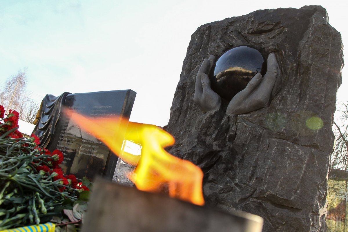 Імена 23 загиблих бійців викарбували на меморіалі / Фото УНІАН Імена 23 загиблих бійців викарбували на меморіалі / Фото УНІАН