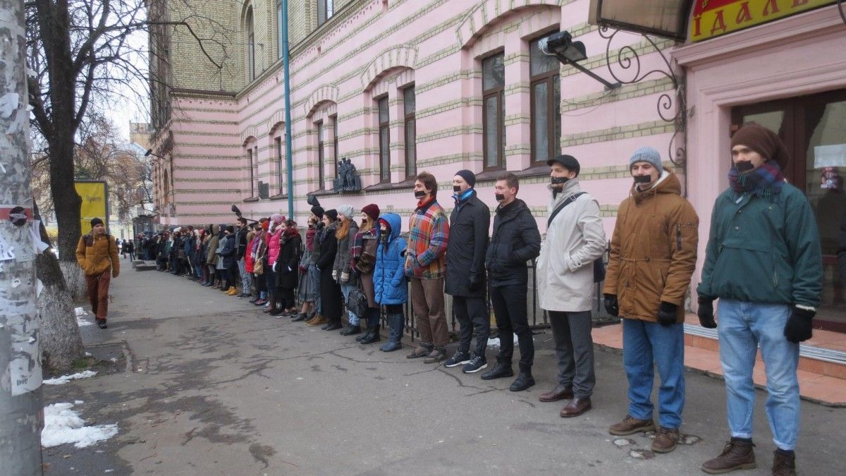 Під час акції майбутні актори і режисери заклеїли роти скотчем / Фото facebook/alla.zamanskaya Під час акції майбутні актори і режисери заклеїли роти скотчем / Фото facebook/alla.zamanskaya