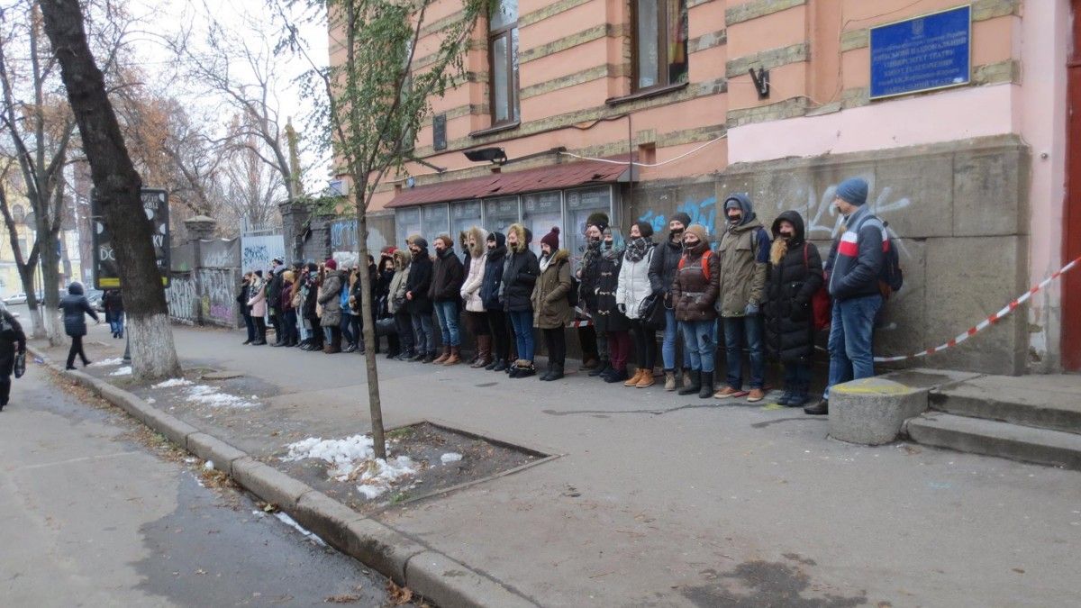 Студенты столичного вуза устроили молчаливый протест против 'мерзких условий учёбы' (фото) Студенты столичного вуза устроили молчаливый протест против 'мерзких условий учёбы' (фото)