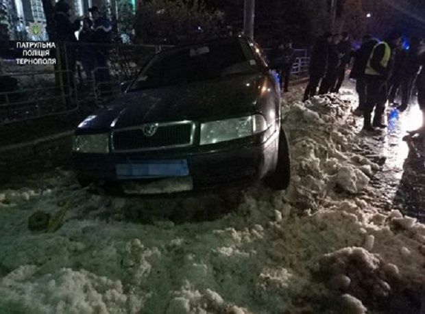 Водій заїхав у кучугуру снігу / tp.npu.gov.ua Водій заїхав у кучугуру снігу / tp.npu.gov.ua