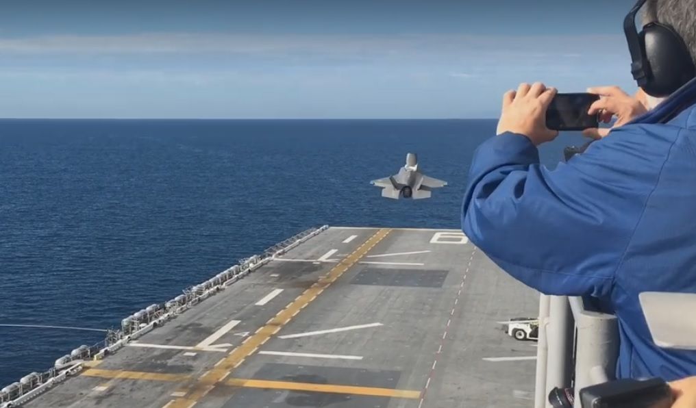 Взлет истребителя F-35B / Скриншот видео Взлет истребителя F-35B / Скриншот видео
