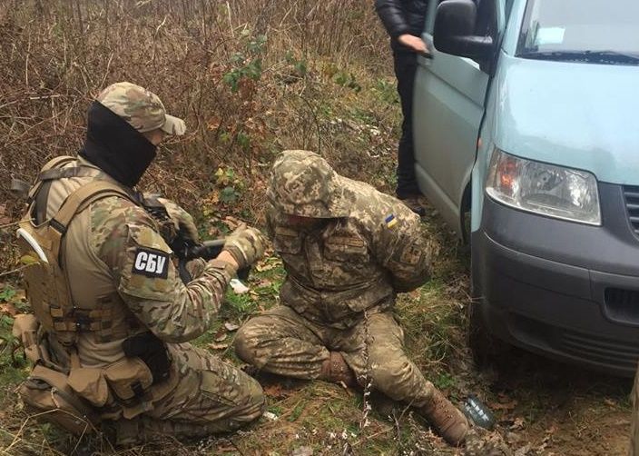 Двох капітанів ЗСУ затримали недалеко від військової частини / Прес-центр СБУ Двох капітанів ЗСУ затримали недалеко від військової частини / Прес-центр СБУ