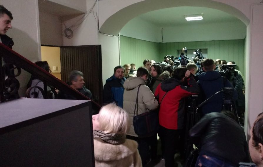 Журналісти зібралися на допит Януковича / twitter.com/PolianskaRS Журналісти зібралися на допит Януковича / twitter.com/PolianskaRS