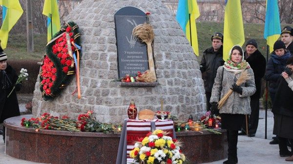 Возле памятного знака участники мероприятия почтили минутой молчания погибших / gre4ka.info Возле памятного знака участники мероприятия почтили минутой молчания погибших / gre4ka.info