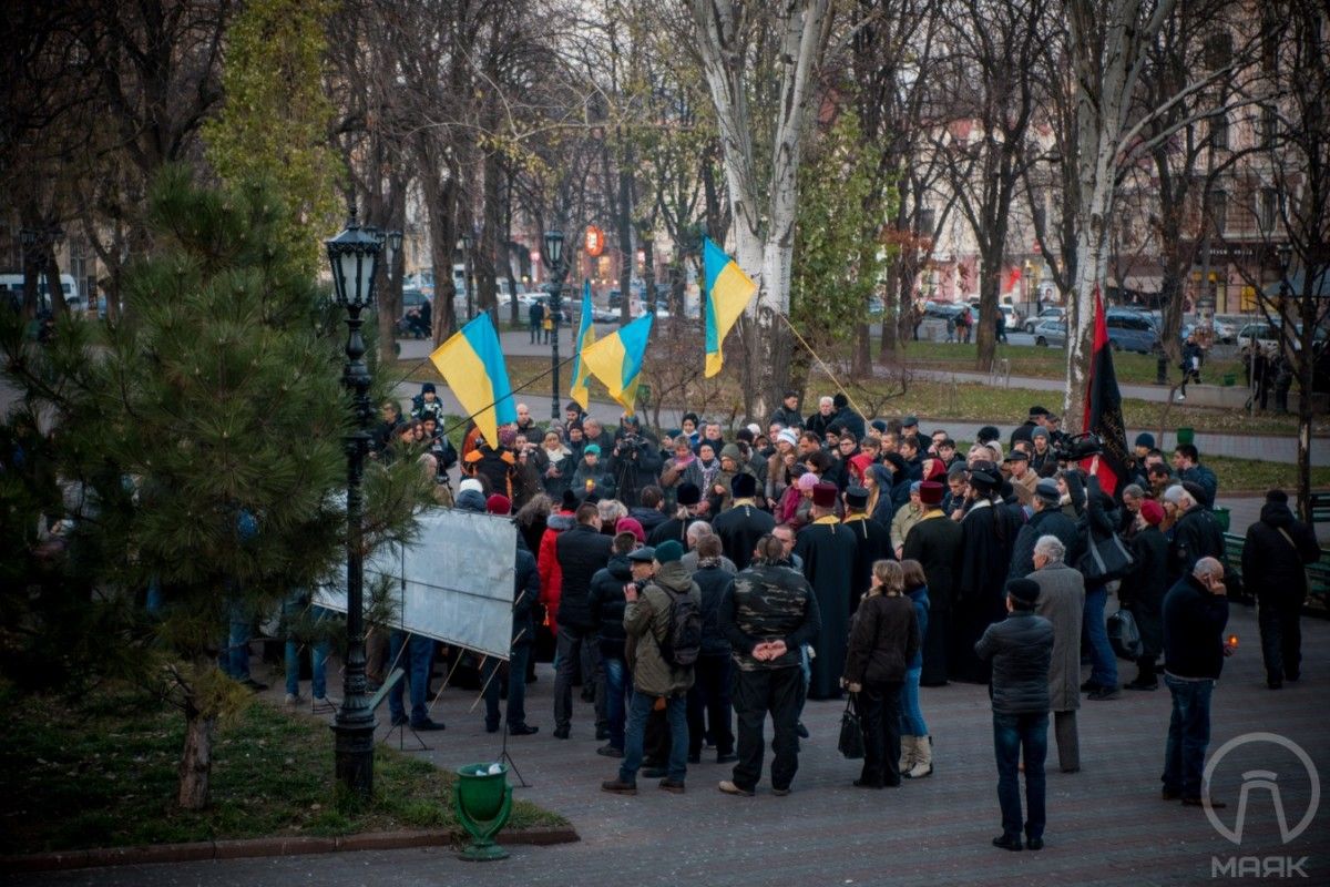 Люди молча прошли по улицам к Соборной площади / mayak.org.ua Люди молча прошли по улицам к Соборной площади / mayak.org.ua
