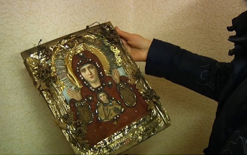 Одну ікону чоловікові повернула поліція, іншу злодії продали за 200 гривень / Фото dp.npu.gov.ua Одну ікону чоловікові повернула поліція, іншу злодії продали за 200 гривень / Фото dp.npu.gov.ua